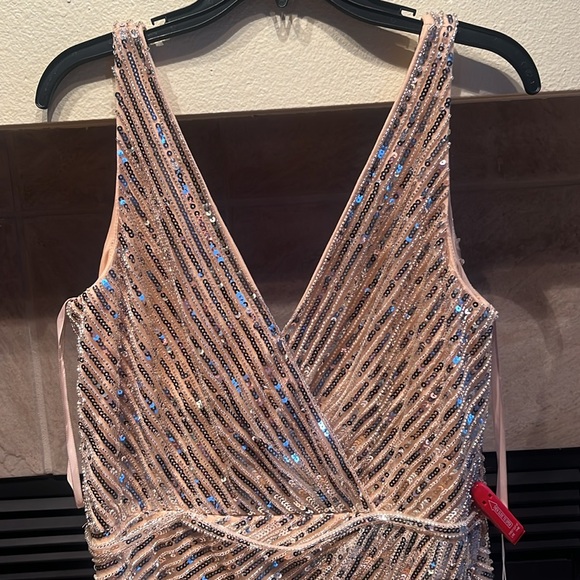 Gorgeous Mac Duggal gown - Picture 5 of 9